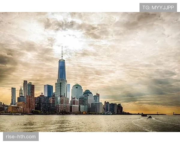 萨卡训练场上像隔壁小哥，赛后拎的包看着像能付我半年房租